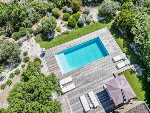 Piscine rectangulaire vue du dessus avec terrasse
