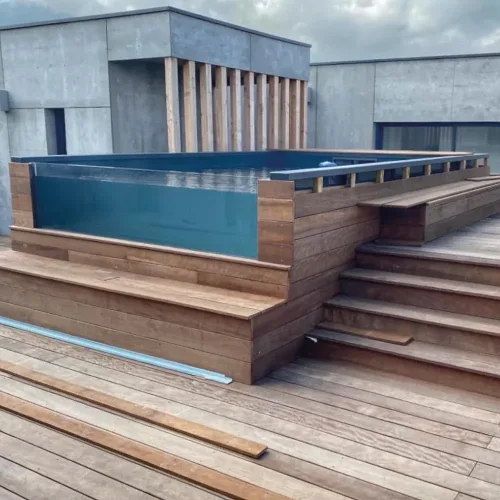 Piscine moderne avec terrasse bois et lignes nettes