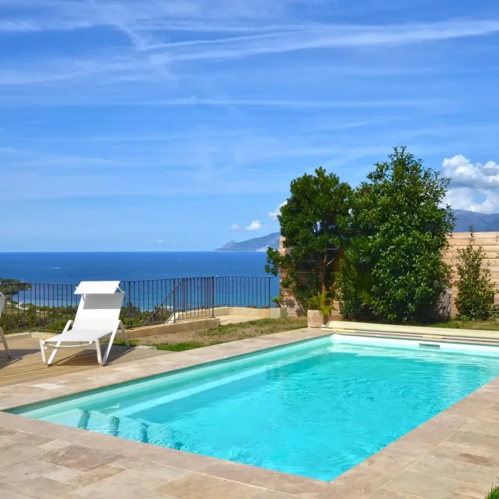 Piscine et villa en Corse