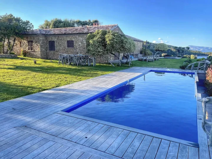 Piscine près d'une maison en pierre en Corse