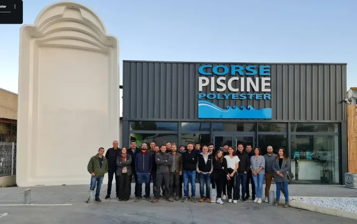 Équipe Corse Piscine Polyester devant un point de contact en Corse