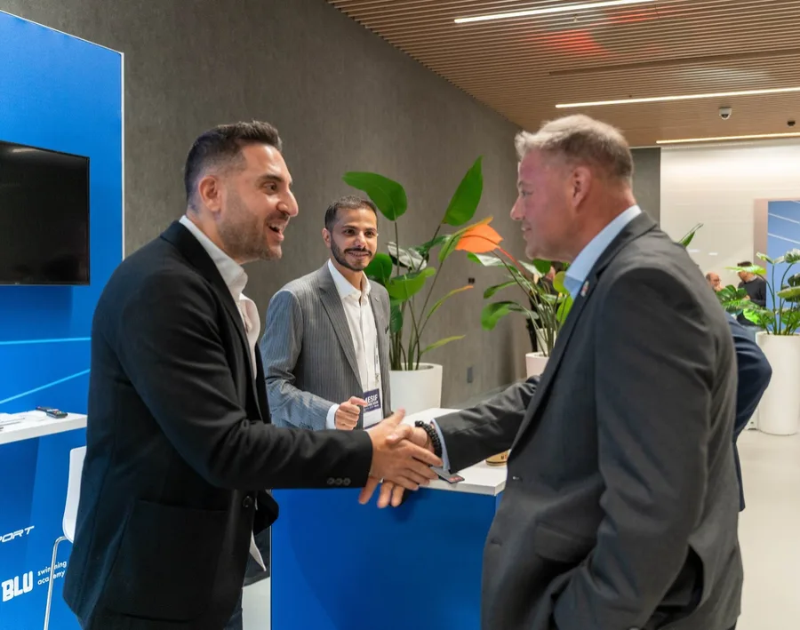 Saludo entre asistentes en MESIF Madrid 2025