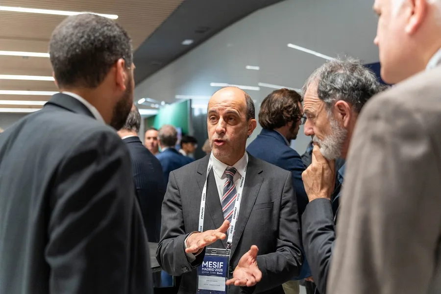 Asistentes conversando en el networking de MESIF Madrid 2025