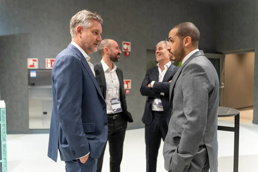 Grupo de asistentes charlando en MESIF Madrid 2025