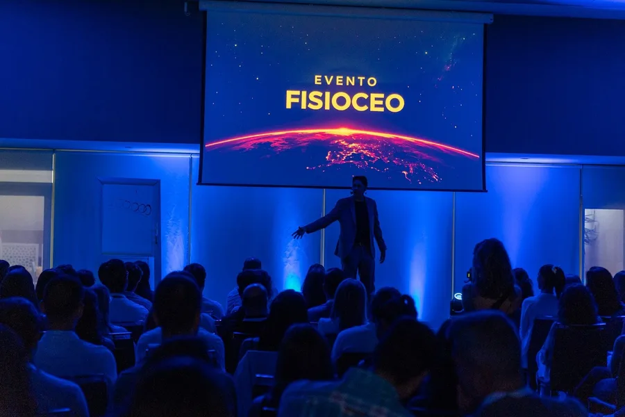 Pantalla de bienvenida del congreso FisioCEO 2026 con la sala llena