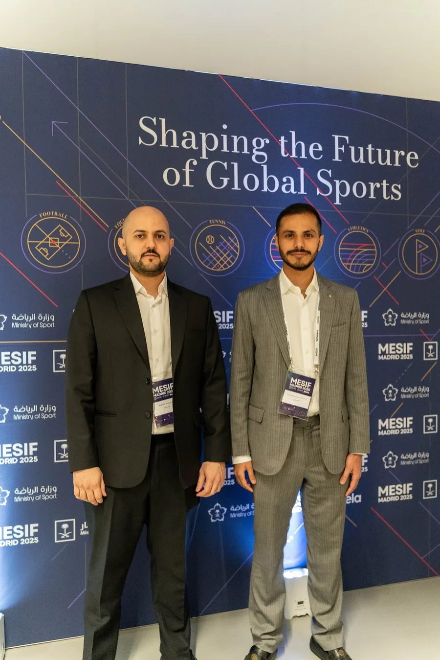 Dos asistentes ante el photocall de MESIF Madrid 2025
