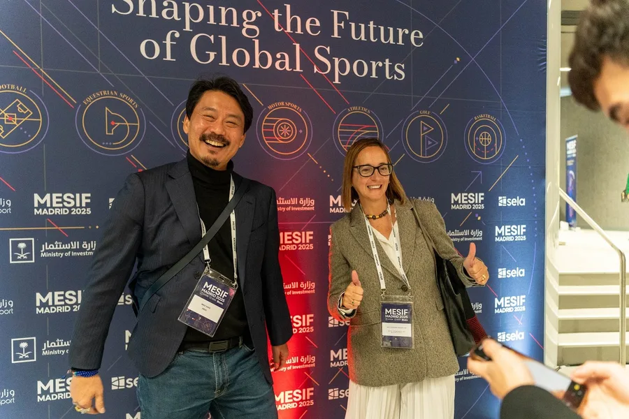 Asistentes posando ante el photocall de MESIF Madrid 2025