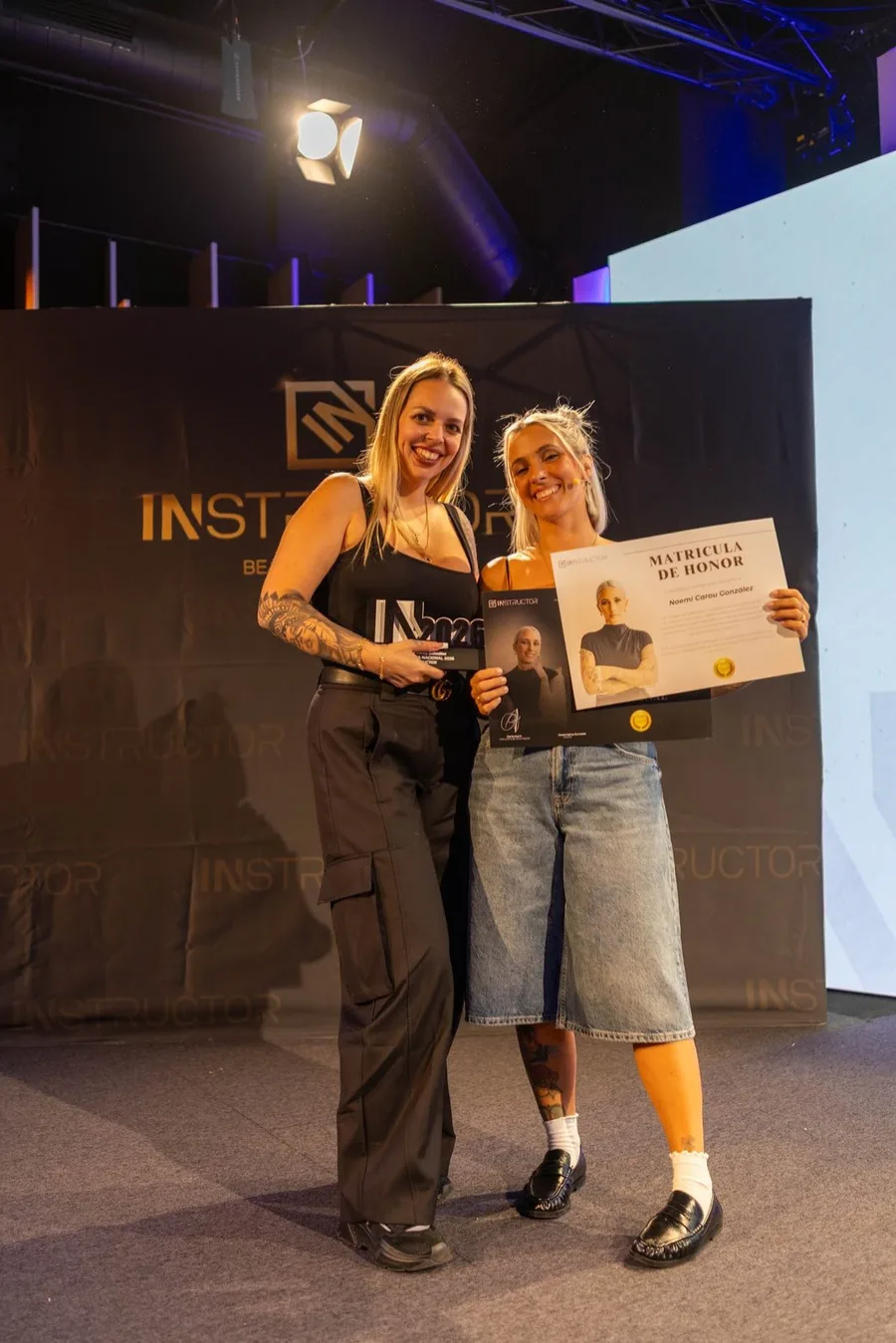 Entrega de diploma en la graduación de Carla Marín Instructor