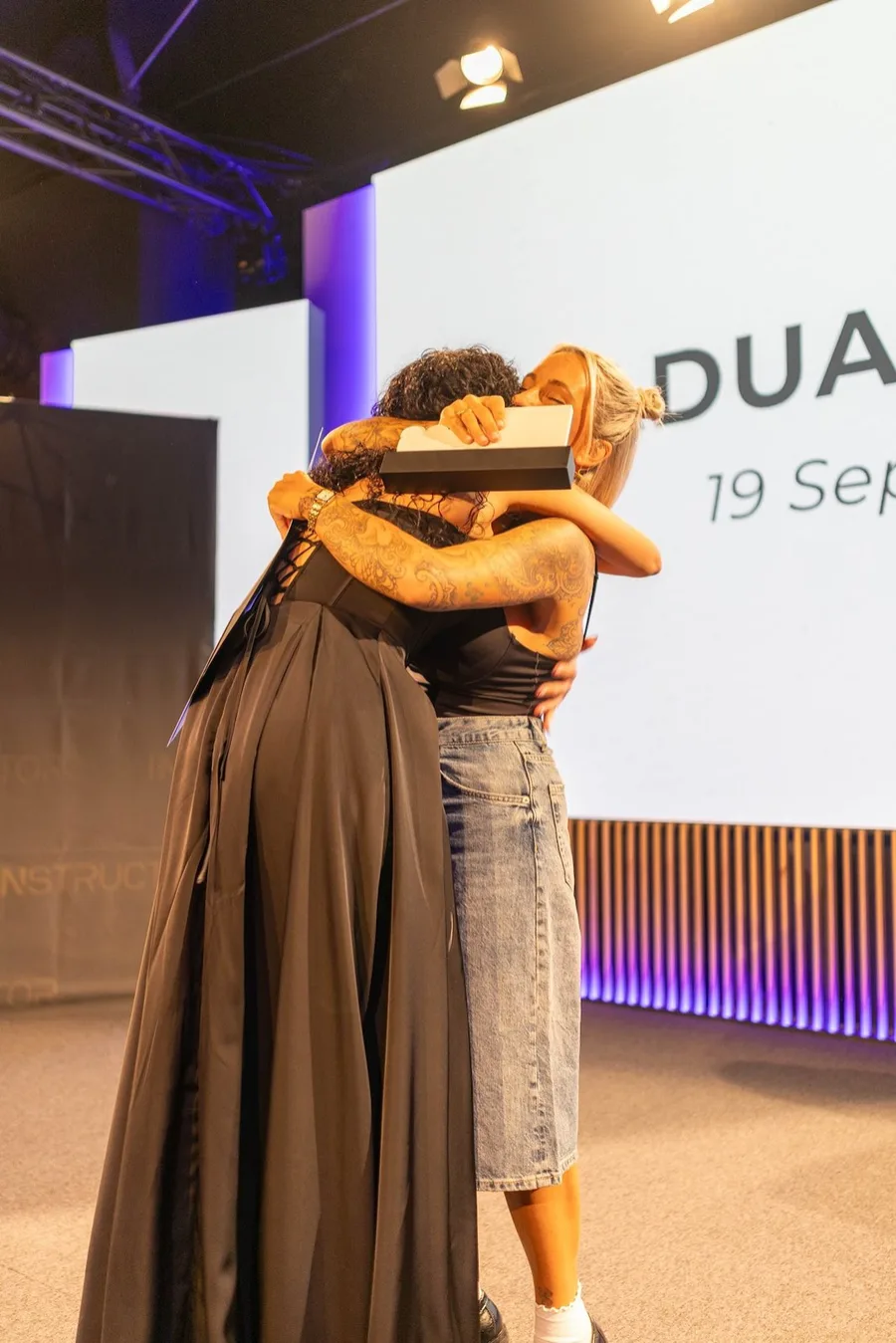 Abrazo en la entrega de diplomas de Carla Marín Instructor