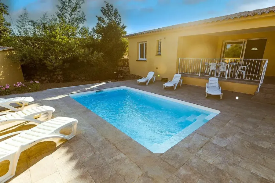 Piscine avec terrasse comme inspiration de format 7x3