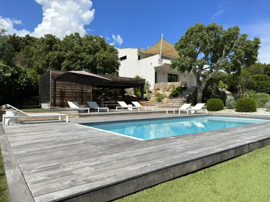 Piscine coque polyester intégrée dans un extérieur avec terrasse bois