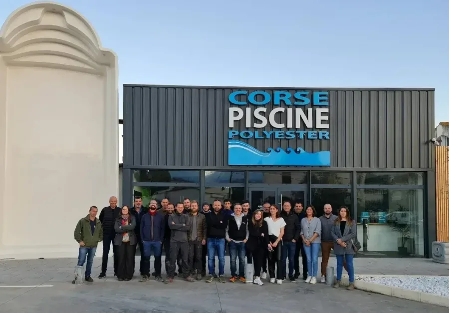 Équipe Corse Piscine Polyester devant le point de contact d'Ajaccio