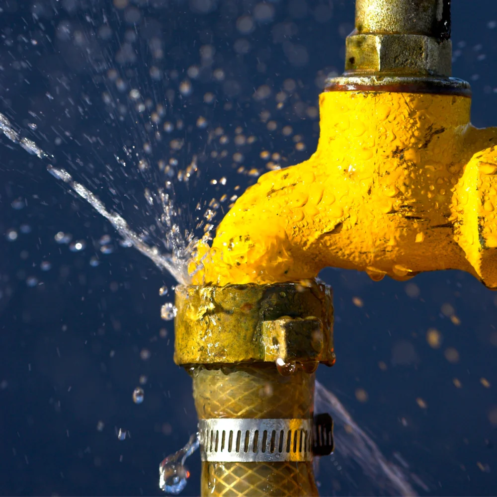 undichter Wasseranschluss an gelbem Wasserhahn