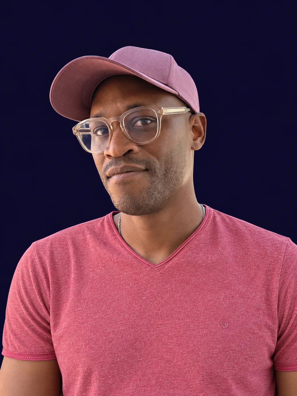 Jimmy Canvot, avec sa casquette mauve et ses lunettes