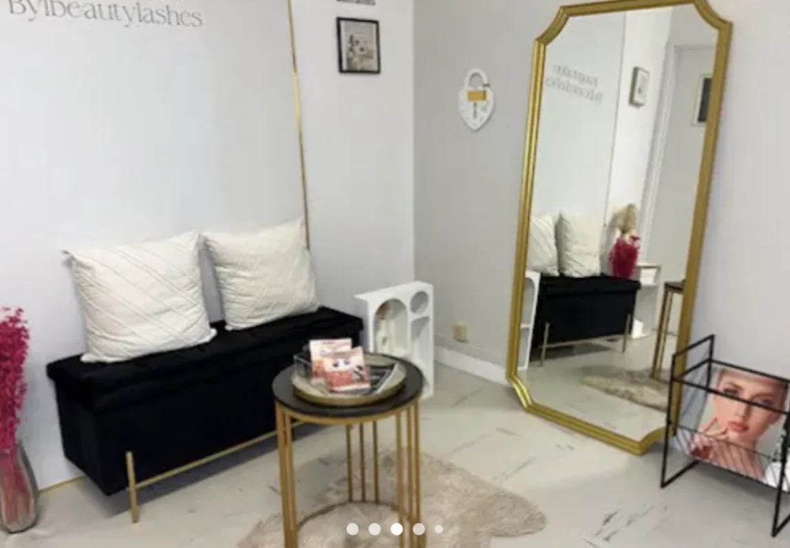 Intérieur du salon LLASHES, extensions de cils au 9 avenue Albert de Mun à Saint-Nazaire