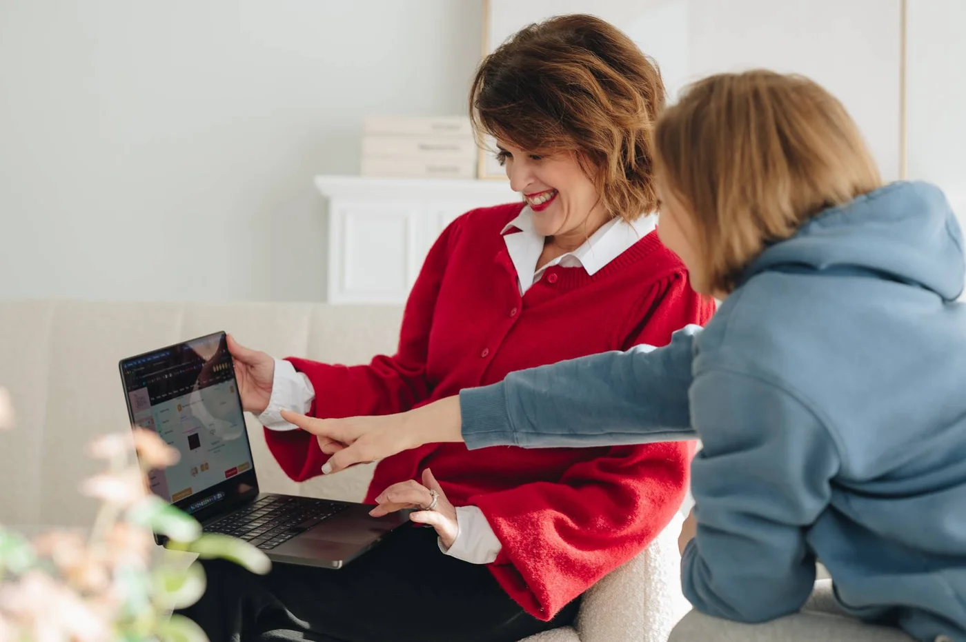 Laurel Beard helping a client at her laptop