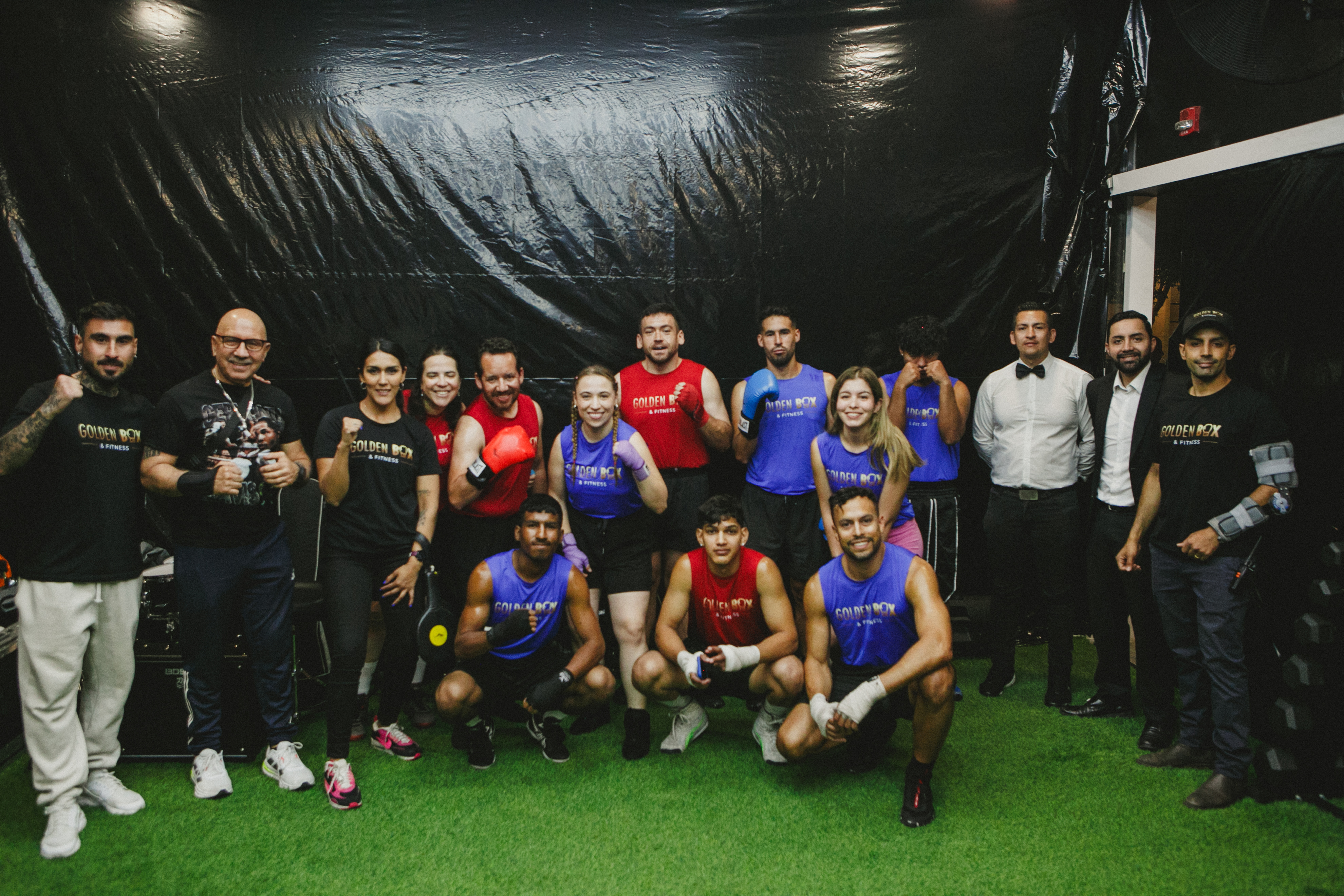 Comunidad Goldenbox reunida en el gimnasio