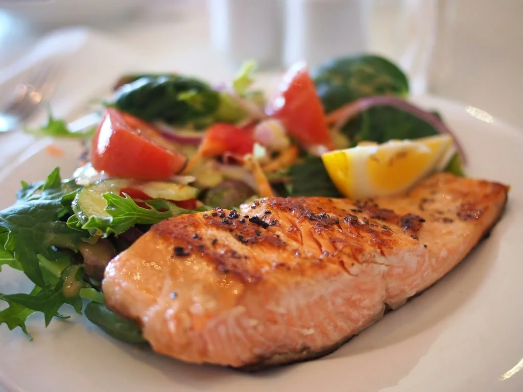 Plato de salmón con verduras