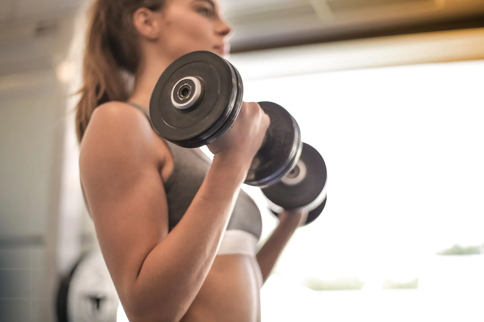 Mujer entrenando con mancuernas