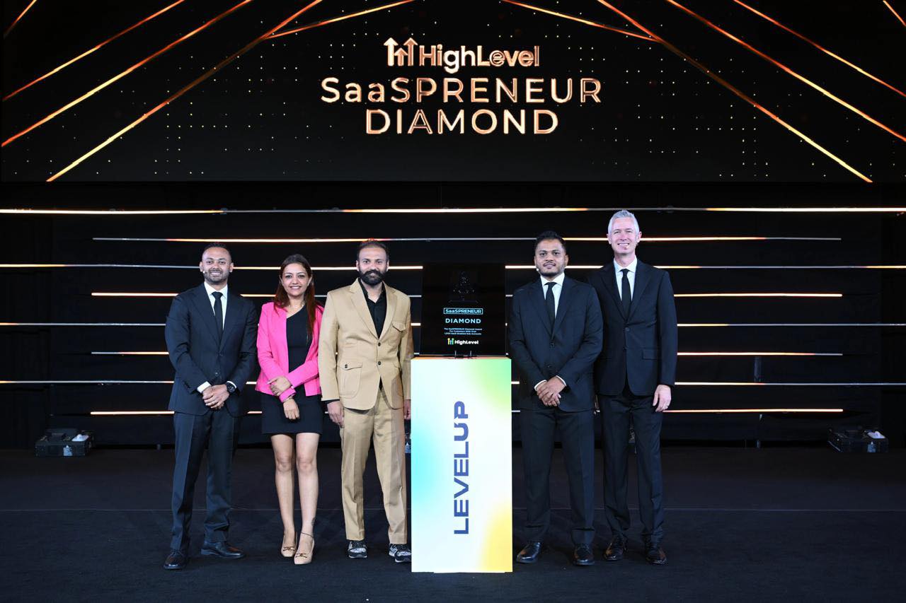 Nipun Syal receiving the GoHighLevel Diamond SaaSpreneur Award