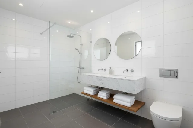 Deep cleaning bathroom