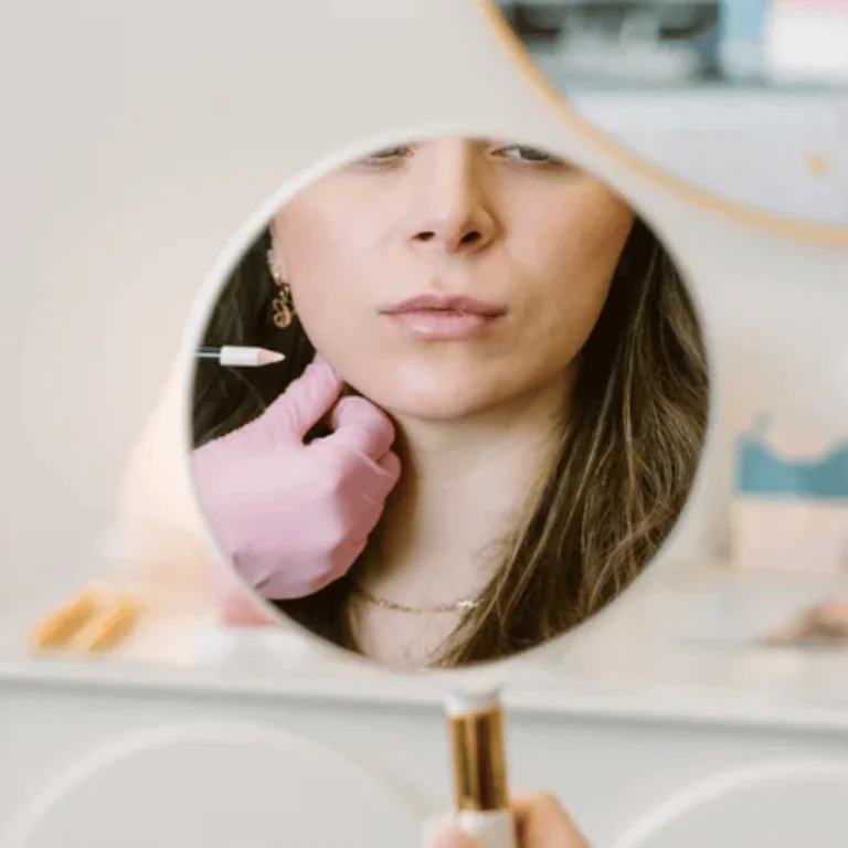 La professionista mostra allo specchio le labbra alla cliente