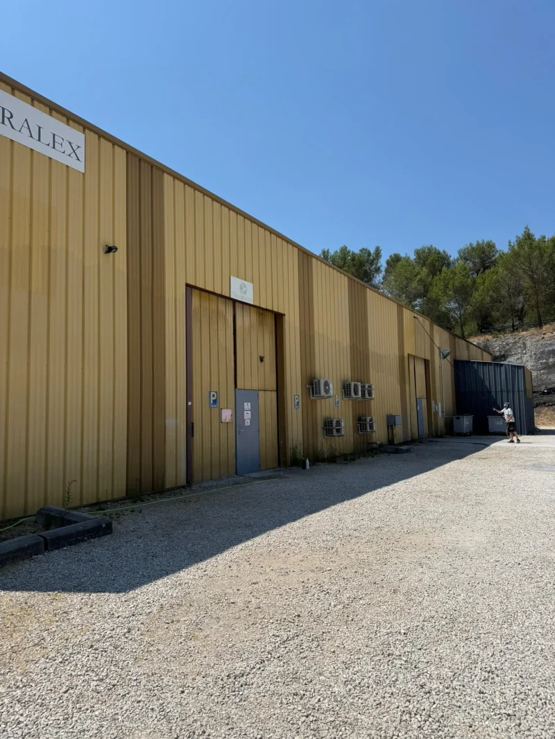 Façade jaune d'une usine cosmétique nettoyée en quatre jours avant un audit visuel
