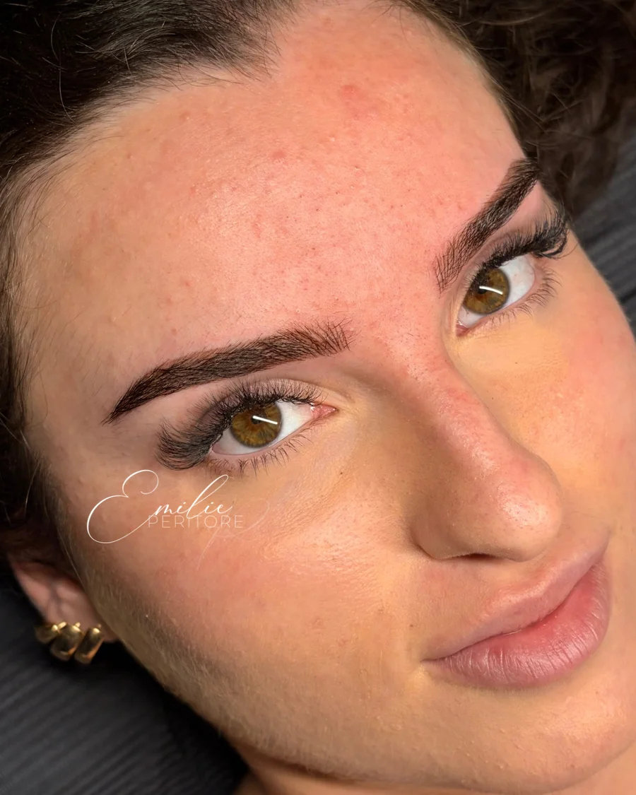 Sourcils poil à poil résultat naturel