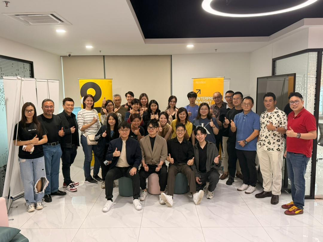 实战班现场:QAI 办公室内的小班合照, 背景是品牌立牌