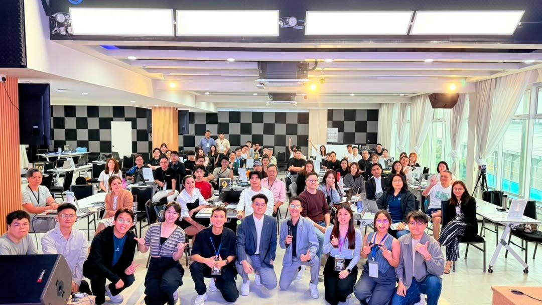 实战班现场:靠窗的课室, 学员一起拍团体合照